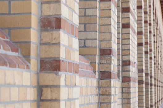 Dieses Bild zeigt die Mauer der alten Schlachtviehhalle auf dem Campus Derendorf.